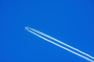 Vapor trail of airplane