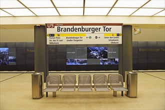 Information and seating at Brandenburg Gate station on the U5 underground line