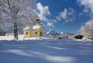Maria Rast Chapel on the Buckelwiesen with Zugspitze Group in the Wetterstein Mountains