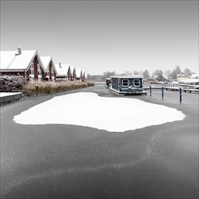 Snowy houseboat on the Scharmuetzelsee