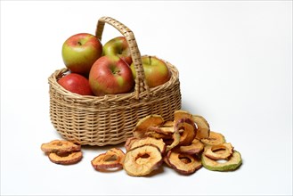 Dried apple rings and apples in Korb