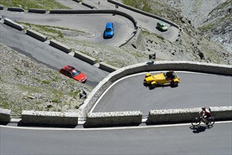 Cars and cyclists on the Stelvio Pass