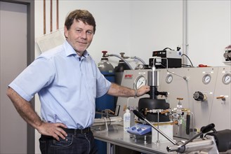 Prof. Dr. Ulrich Schreiber at the high-pressure machine for simulating conditions deep in the earth for research on the origin of life
