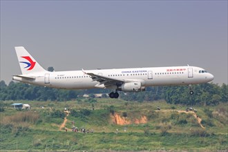 An Airbus A321 aircraft of China Eastern Airlines with registration number B-6927 at Chengdu Airport