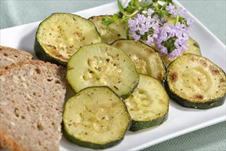 Baked zucchini slices with thyme
