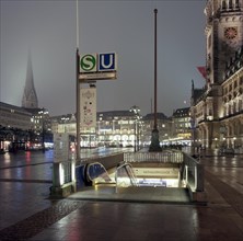 Rathausmarkt square and Jungfernstieg U-Bahn underground station at night