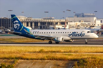 An Embraer 175 aircraft of Alaska Airlines Horizon Air with registration N624QX at Los Angeles Airport