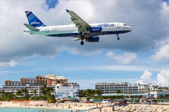 A JetBlue Airways Airbus A320 with the registration N632JB lands at the airport of St. Maarten