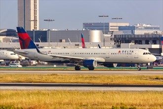 A Delta Air Lines Airbus A321 with registration number N326DN at Los Angeles Airport