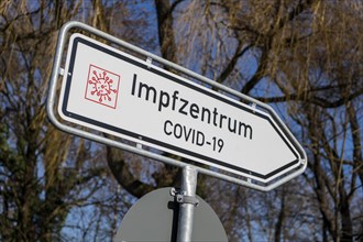 Sign for the COVID-19 vaccination center at Lodererplatz in Erding
