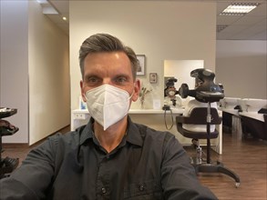 Customer with FFP2 mask at hairdresser