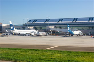 Boeing 737-900ER and Embraer 175 aircraft of Alaska Airlines at San Jose Airport