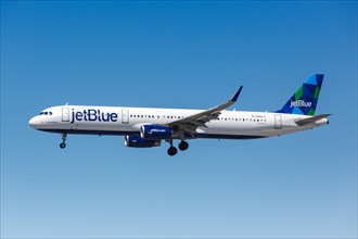 A JetBlue Airbus A321 with registration number N989JT at Los Angeles Airport