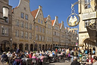 Prinzipalmarkt with people in the street cafe