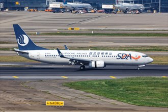 A Boeing 737-800 aircraft of SDA Shandong Airlines with registration number B-5629 at Shanghai airport