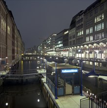 Lock Rathausschleuse and Alsterfleet at night