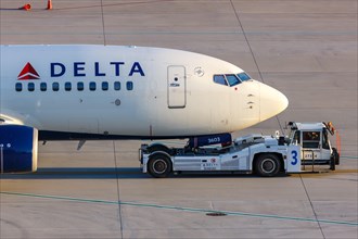 A Delta Air Lines Boeing 737-700 aircraft with registration number N303DQ at Atlanta Airport
