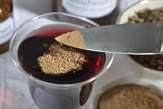 Tormentil root powder in red wine
