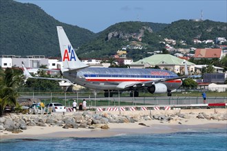 A Boeing 737-800 of American Airlines with the registration N962AN at the airport St. Maarten