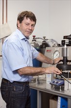 Prof. Dr. Ulrich Schreiber at the high-pressure machine for simulating conditions deep in the earth for research on the origin of life