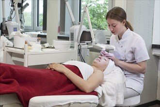 Practical training as a beautician with a vocational baccalaureate at the Elly-Heuss-Knapp-Schule