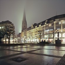 Rathausmarkt square at night