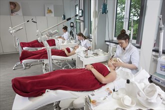 Facial massage in practical lessons. Training as a beautician at the vocational school