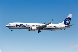 A Boeing 737-900ER aircraft of Alaska Airlines with registration N492AS at Los Angeles Airport