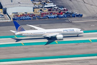 A United Airlines Boeing 787-9 Dreamliner aircraft with registration number N19951 at Los Angeles Airport