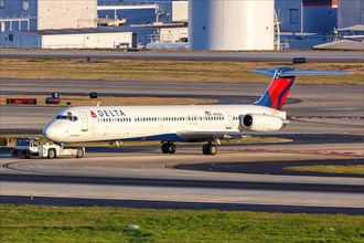 A McDonnell Douglas MD-88 aircraft of Delta Air Lines with registration N906DL at Atlanta Airport