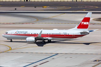 A Boeing 737-800 aircraft of American Airlines with the registration N915NN in the TWA special livery at Phoenix Airport