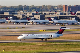 A Boeing 717-200 aircraft of Delta Air Lines with registration number N990AT at Atlanta airport