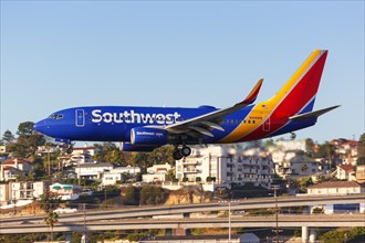 A Southwest Airlines Boeing 737-700 aircraft with registration number N418WN lands at San Diego airport