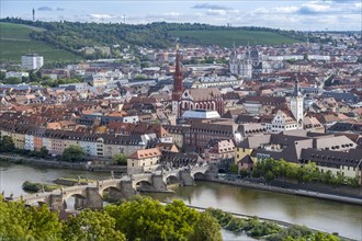 Old bridge over the Main and the city centre