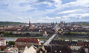 Old bridge over the Main and the city centre