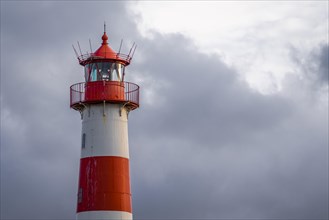 Red-white lighthouse List-Ost in front of dark sky