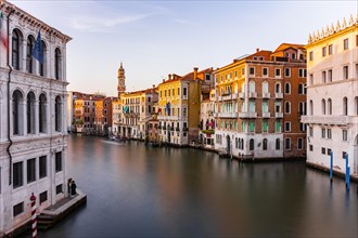 Evening atmosphere at the Grand Canal at the Rialto Bridge