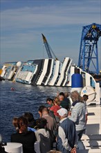 Salvage work on wrecked cruise ship