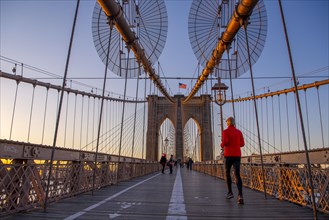 Jogger auf der Brooklyn Bridge bei Sonnenaufgang