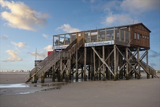 Pfahlbau am Strand