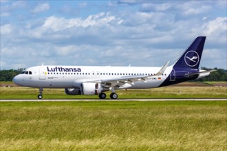 A Lufthansa Airbus A320 aircraft with registration D-AIWG lands at Stuttgart Airport