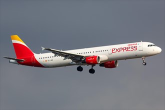 An Iberia Express Airbus A321 with registration number EC-JDR lands at Palma de Majorca Airport