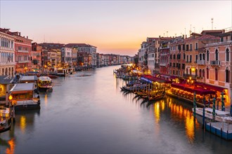 Evening atmosphere at the Grand Canal at the Rialto Bridge