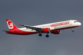 A Laudamotion Airbus A321 with registration number OE-LCG lands at Palma de Majorca Airport