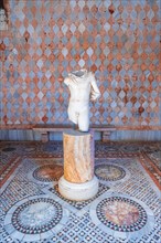 Mosaic and statue in marble at Ca' d'Oro Palace