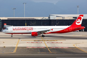 A Laudamotion Airbus A321 with the registration number OE-LCK at the airport in Palma de Majorca