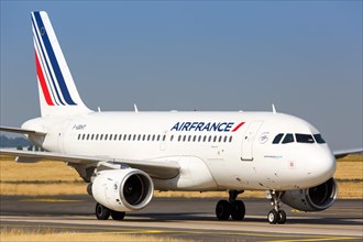 An Air France Airbus A319 with the registration F-GRHT at Charles de Gaulle Airport