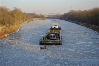 Rhine-Herne-Canal with ice floes