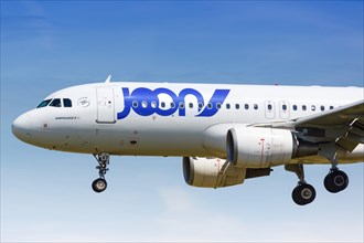 A Joon Airbus A320 with the registration F-GKXT lands at Barcelona Airport