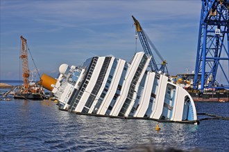 Salvage work on wrecked cruise ship